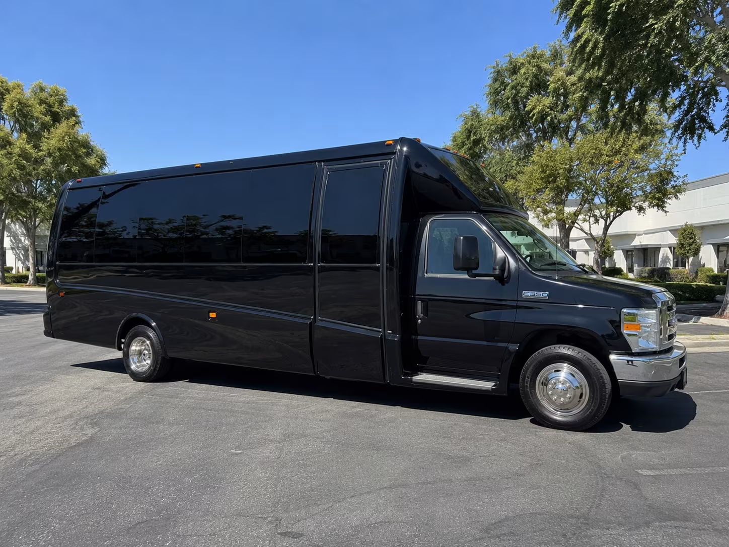 Elizabeth Winery Tour & Pub Crawl Transportation party bus exterior